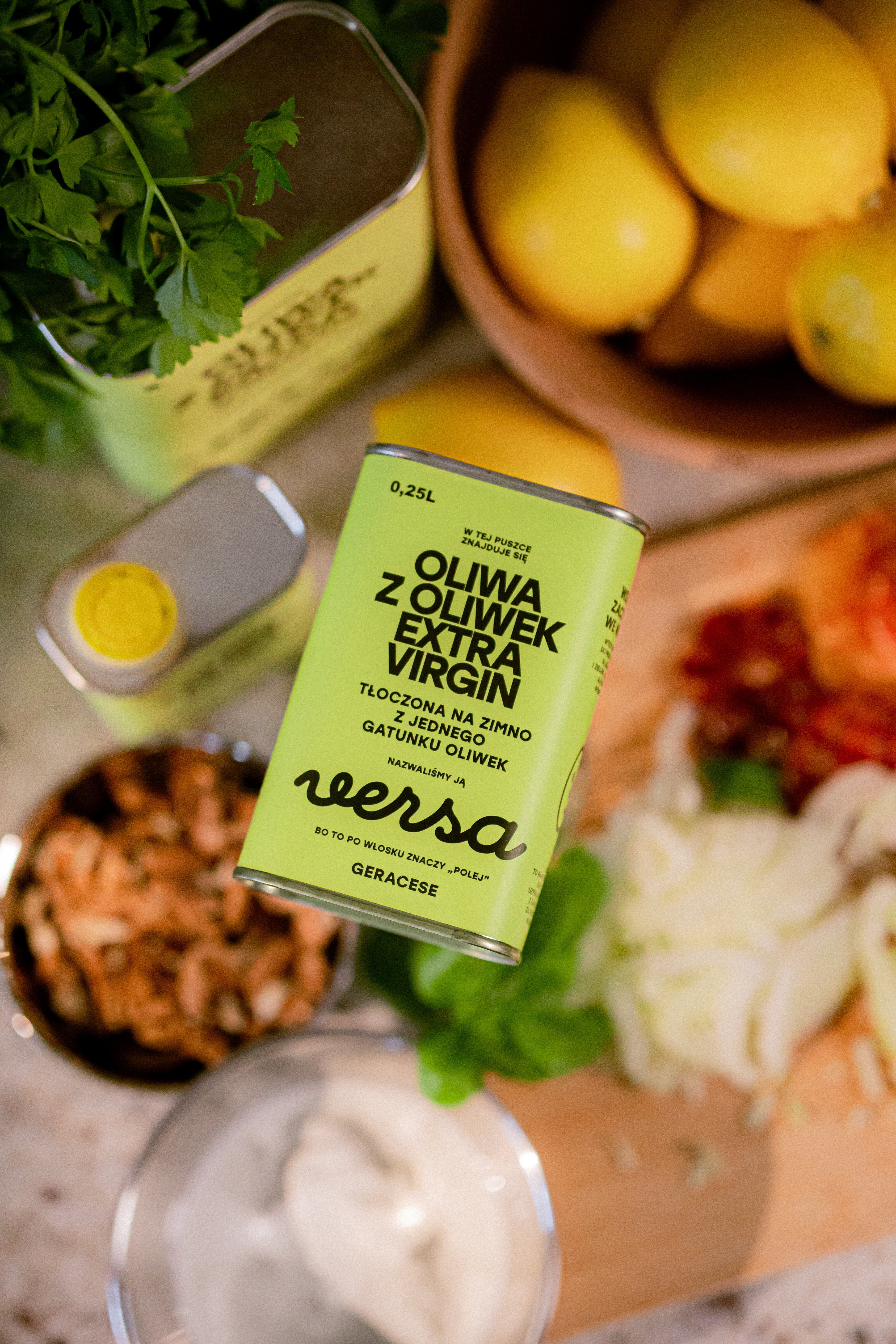 Oliwa extra virgin Versa 250 ml wśród świeżych składników na stole